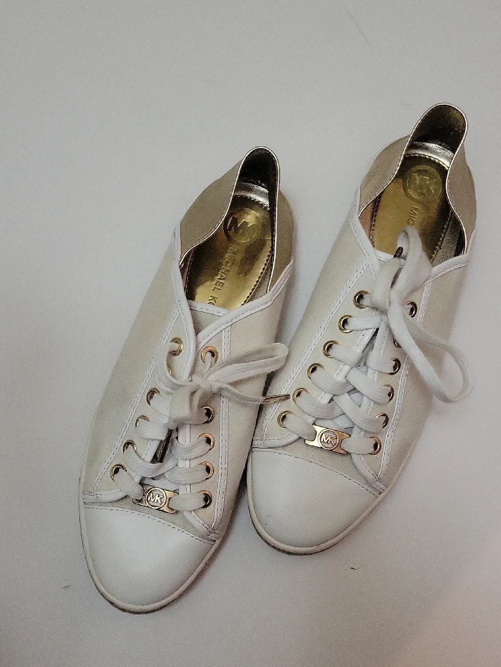 Michael Kors White and Gold Low-Top Lace-Up Sneakers EUC 8 Coastal‎ Summer